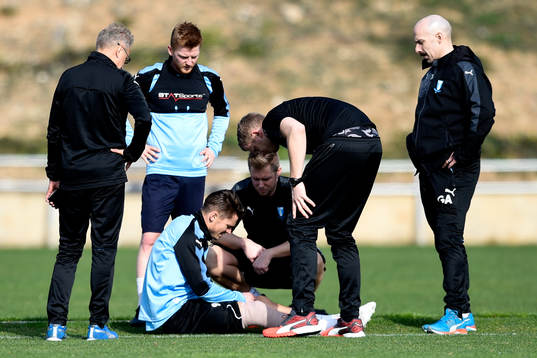 Malmö FFs Markus Rosenberg får sitt knä lindat