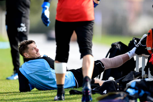 Malmö FFs Markus Rosenberg ligger med sitt knä lindat