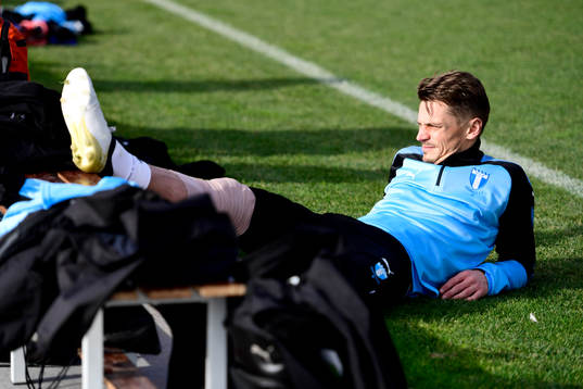 Malmö FFs Markus Rosenberg ligger med sitt knä lindat