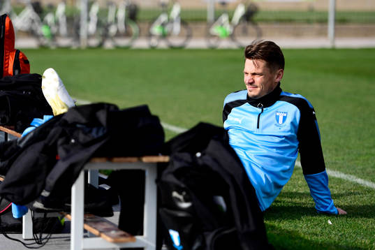 Malmö FFs Markus Rosenberg ligger med sitt knä lindat