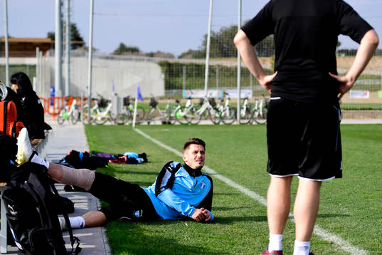 Malmö FFs Markus Rosenberg ligger med sitt knä lindat
