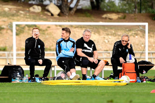 Malmö FFs Markus Rosenberg på bänken med en knäskada