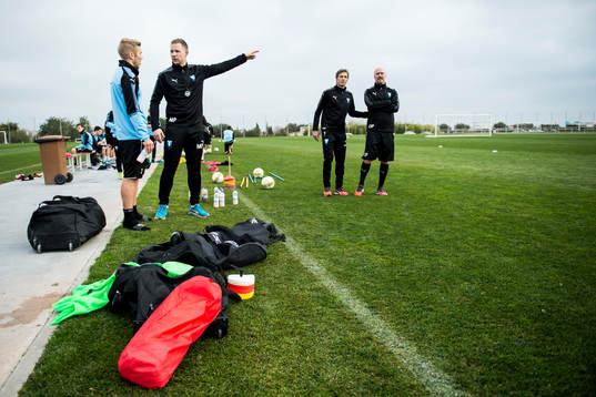 Tränare Magnus Pehrsson pratar med Anton Tinnerholm