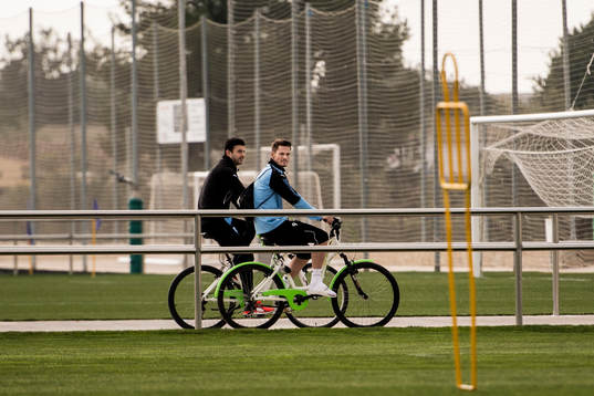 Behrang Safari och Markus Rosenberg kommer cyklandes till