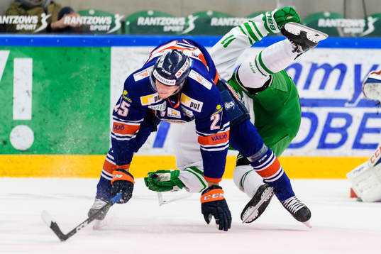 Växjös Philip Holm tacklar Rögles Bryan Lerg