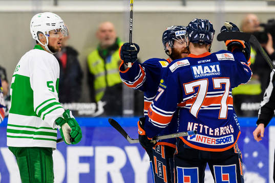 Växjös Liam Reddox och Pontus Netterberg jublar
