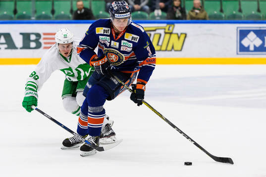 Rögles David Åslin jagar Växjös Oliver Bohm