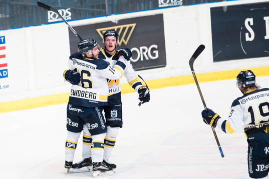 s Lawrence Pilut gör 0-2 och gratuleras av Filip Sandberg