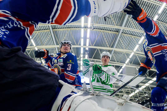 Växjös Oliver Bohm och Rögles Bryan Lerg framför