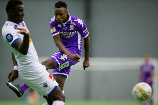 IFK Göteborgs Prosper Kasim skjuter ett skott