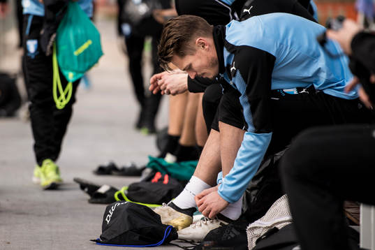 Markus Rosenberg knyter sina skor