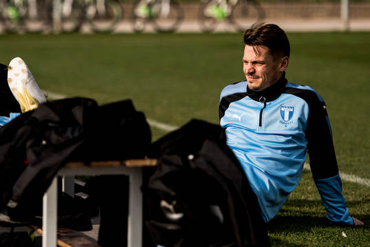 Markus Rosenberg vid sidan av planen