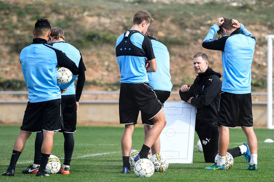 Malmö FFs tränare Magnus Pehrsson har genomgång