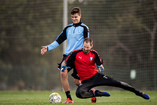 Alexander Jeremejeff och målvakt Johan Wiland