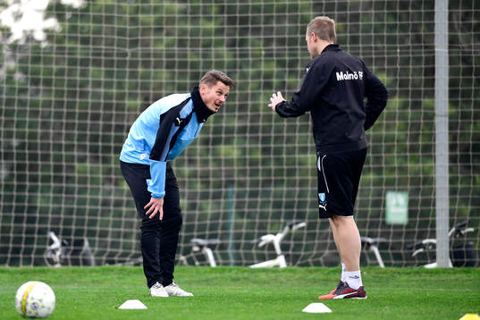Malmö FFs Markus Rosenberg i samtal med sjukgymnast Jesper