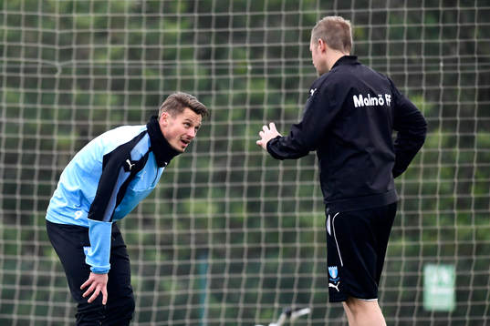 Malmö FFs Markus Rosenberg i samtal med sjukgymnast Jesper