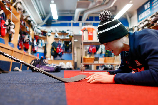 Linköpings Niclas Lundgren stretchar före ishockeymatchen