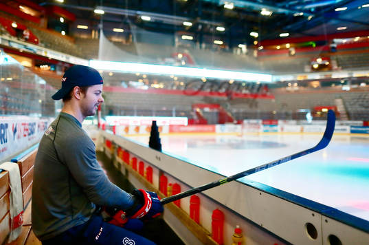 Linköpings Andrew Gordon före ishockeymatchen i SHL