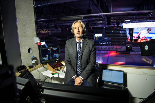 Cmors Patrik Westberg innan ishockeymatchen i SHL mellan