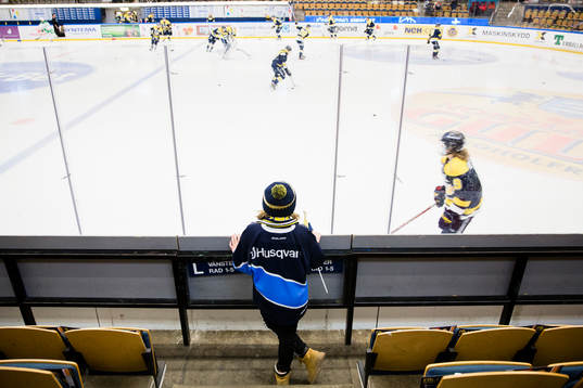 Supportrer följer uppvärmningen