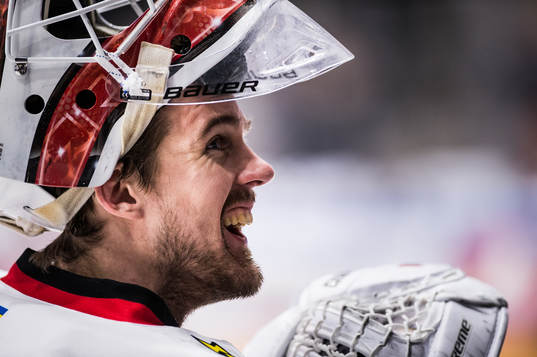 Örebros målvakt Axel Brage innan ishockeymatchen i SHL