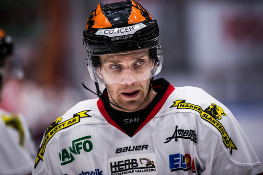 Örebros Peter Andersson innan ishockeymatchen i SHL mellan