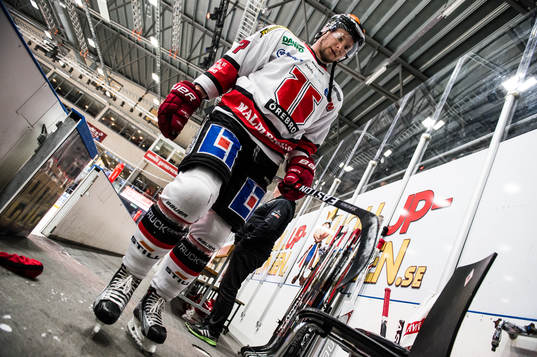 Örebros Johan Motin  på väg ut