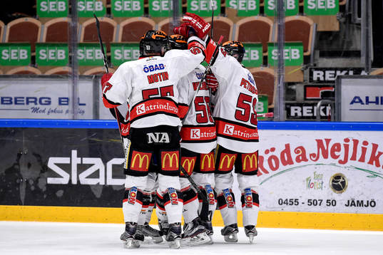 Örebros Johan Wiklander jublar med lagkamrater