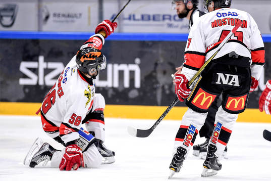 Örebros Johan Wiklander jublar