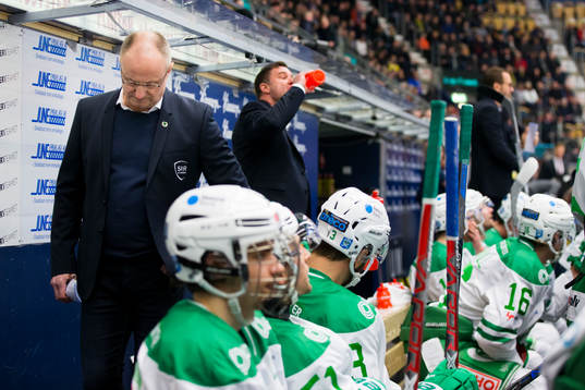 Rögles tränare Anders Eldebrink ser deppig ut