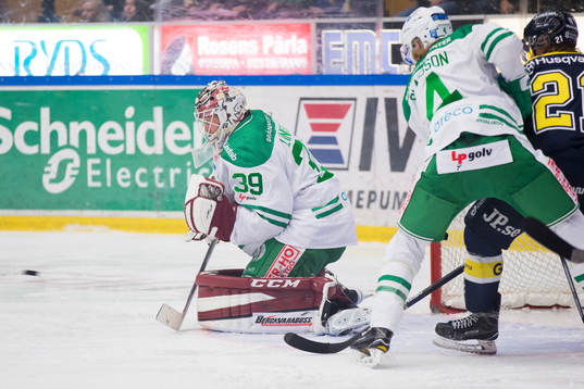 Rögles målvakt Anders Lindbäck släpper in skott till 1-0