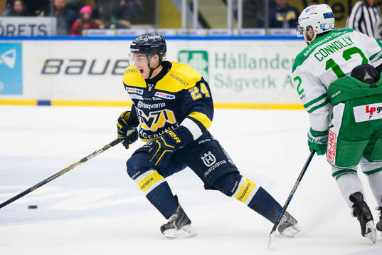 s Erik Christensen blir av med pucken mot Rögles Jack