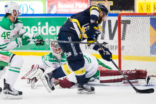 s Martin Thörnberg gör 3-0 mot Rögles Kevin Marshall och