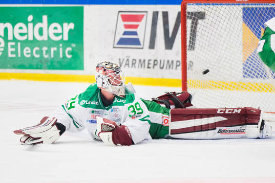 Rögles målvakt Anders Lindbäck och Kevin Marshall ser