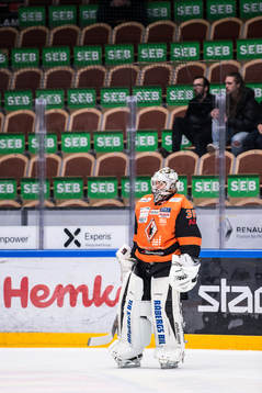 Karlskronas målvakt Johannes Jönsson framför glesa