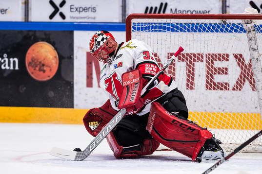 Örebros målvakt Julius Hudacek  räddar