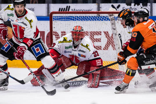 Intensivt framför Örebros målvakt Julius Hudacek