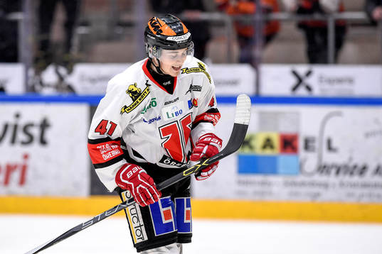 Örebros Joel Mustonen jublar med lagkamrater