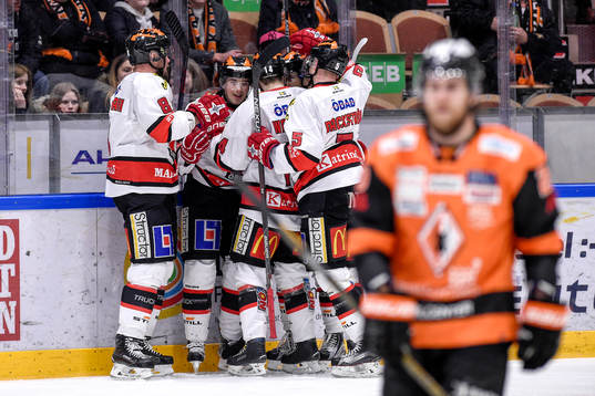 Örebros Joel Mustonen jublar med lagkamrater