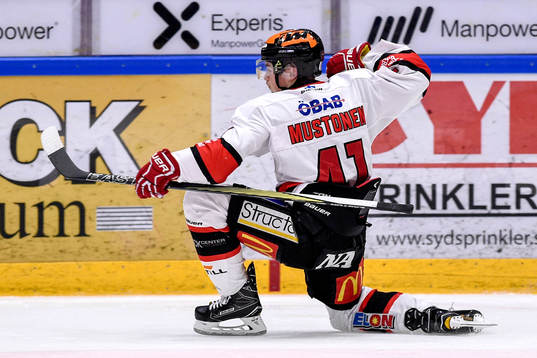 Örebros Joel Mustonen jublar med lagkamrater