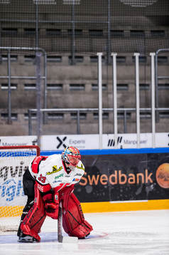 Örebros målvakt Julius Hudacek deppar framför tomma