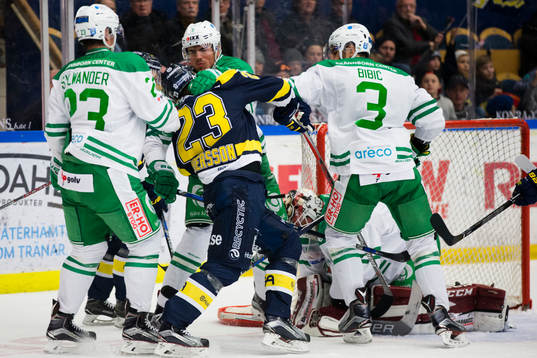 s Lias Andersson framför målet
