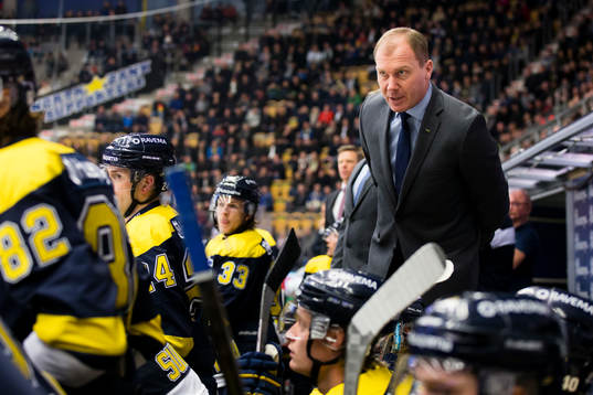 s tränare Johan Lindbom coachar