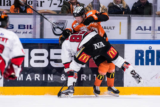 Örebros Kalle Olsson och Karlskronas Victor Aronsson  i