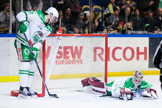 Rögles Alen Bibic och målvakt Anders Lindbäck deppar