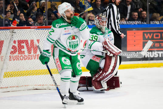 Rögles Jack Connolly och målvakt Anders Lindbäck deppar
