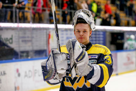 s målvakt Linus Söderström jublar