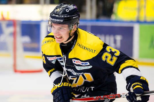 s Lias Andersson grimaserar