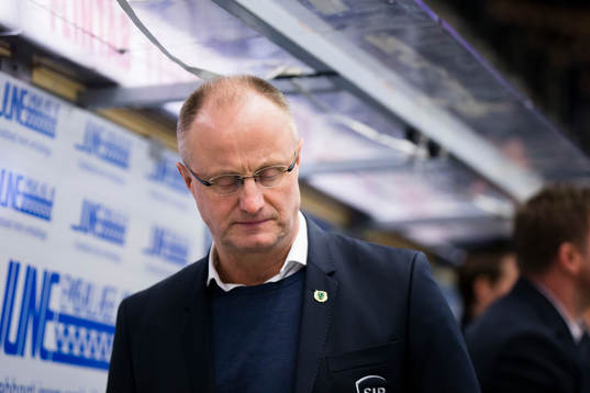 Rögles tränare Anders Eldebrink ser deppig ut