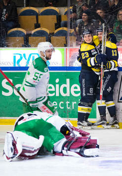Rögles målvakt Anders Lindbäck och Felix Schütz  deppar